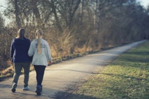 Πόνος στην πλάτη: Η μικρή καθημερινή συνήθεια που μπορεί να μας ανακουφίσει