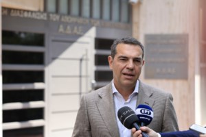 Βγήκαν τα μαχαίρια στον ΣΥΡΙΖΑ για τους "κυρ Παντελήδες": Δυσαρέσκεια Φίλη για το άνοιγμα στον μεσαίο χώρο- Νεύρα Παππά & Τσίπρα